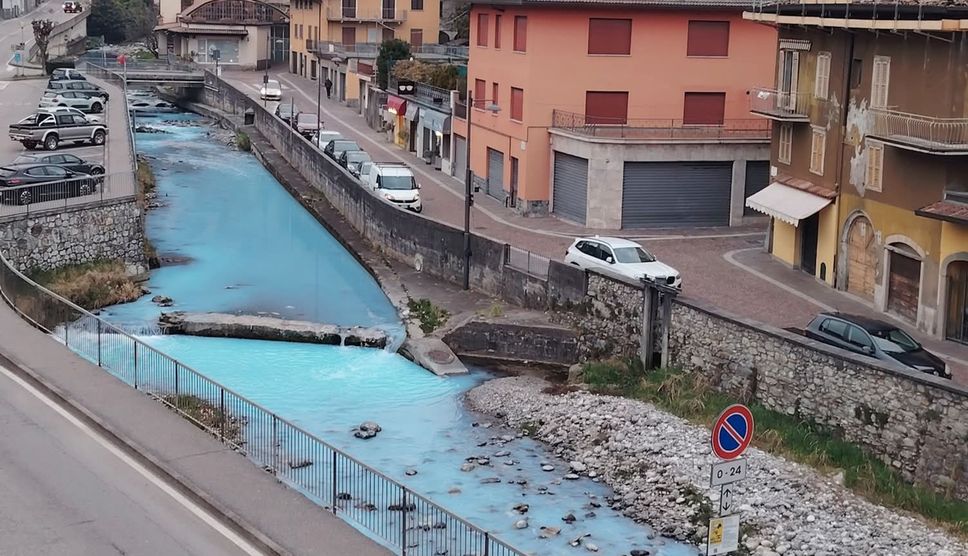 Si è tinta di azzurro acceso l’acqua del torrente Vertova, che attraversa l’omonimo paese, nel tardo pomeriggio di sabato 28 febbraio