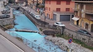 Si è tinta di azzurro acceso l’acqua del torrente Vertova, che attraversa l’omonimo paese, nel tardo pomeriggio di sabato 28 febbraio