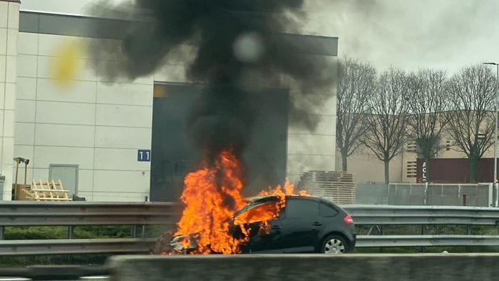 auto in fiamme in autostrada code in direzione di milano