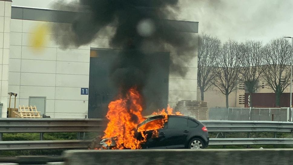 L’auto incendiata