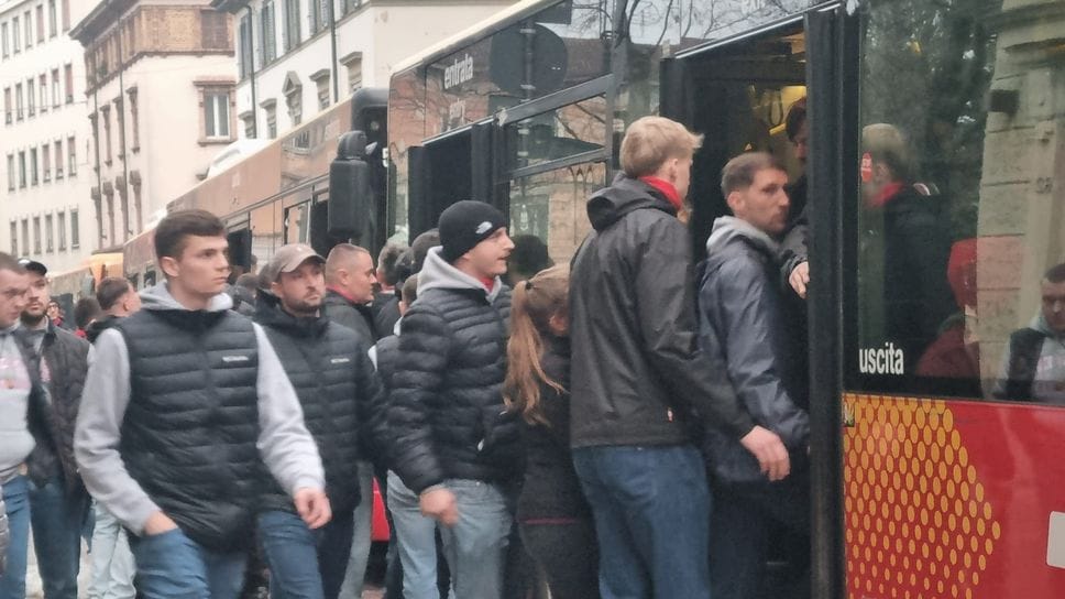 I tifosi tedeschi sul pullman verso lo stadio