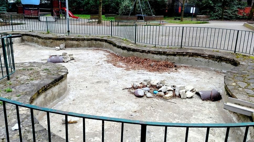 Il laghetto senza acqua del parco Suardi