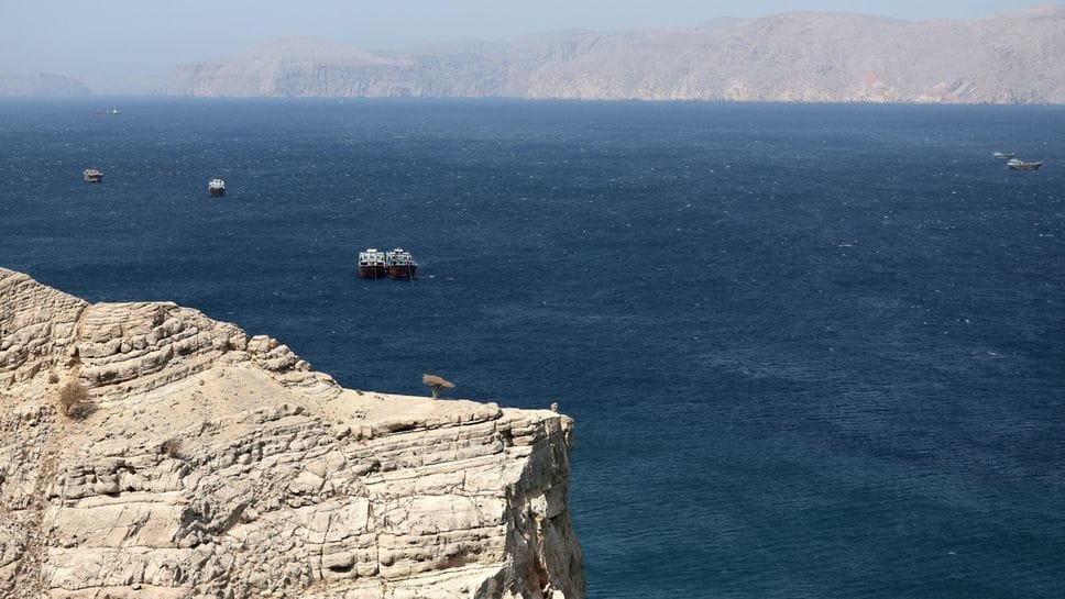 Le navi cargo che attraversano lo stretto di Hormuz