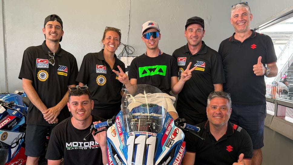 Michel Agazzi, al centro con gli occhiali da sole, insieme allo staff del team Hammer negli  Stati Uniti