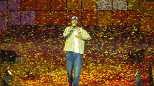 Riccardo Zanotti durante un concerto, nell’estate 2025