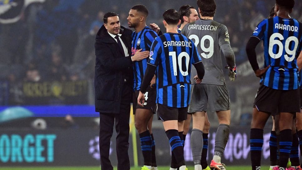 Palladino consola i giocatori dopo la sconfitta contro il Bayern Monaco per 1-6  negli ottavi di finale in Champions League