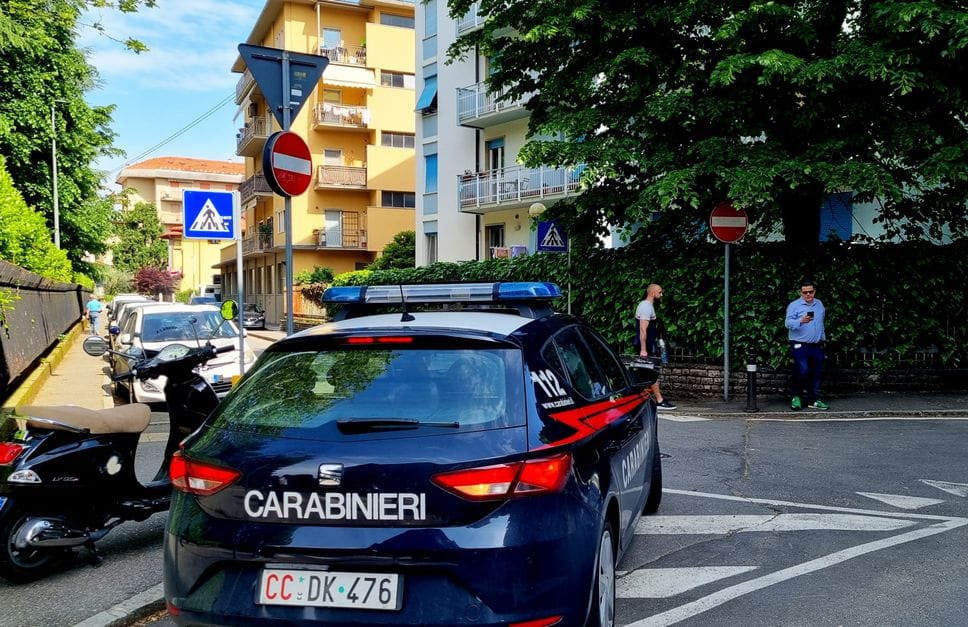 I carabinieri sul luogo dell'omicidio di Riccardo Claris in via Ghirardelli