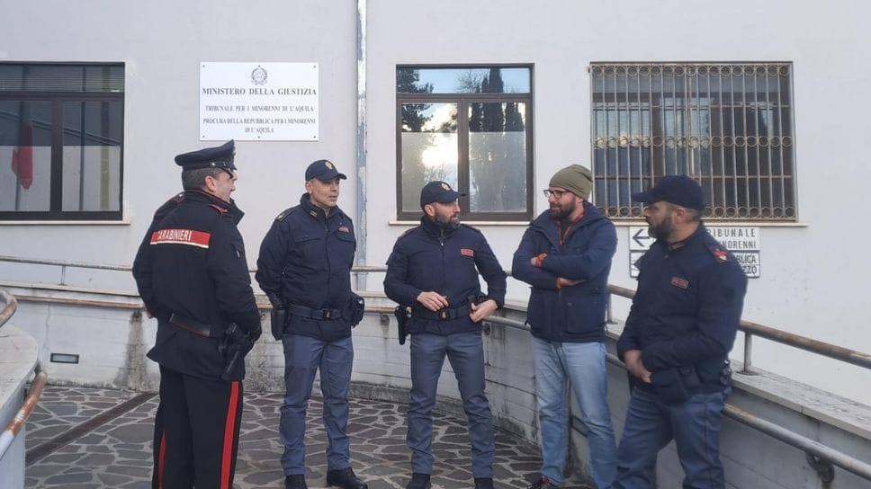 Forze dell’ordine presidiano l’ingresso del Tribunale per i minorenni dell’Aquila