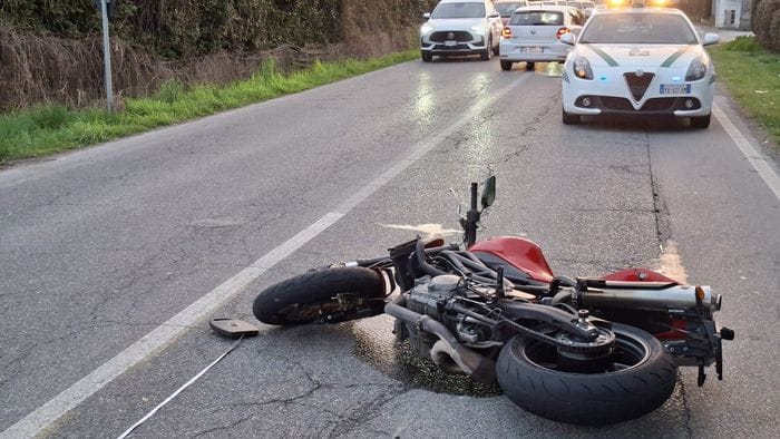 cerca di evitare uno scooter che poi si dilegua motociclista 48enne sbalzato per 15 metri a boltiere 232 grave