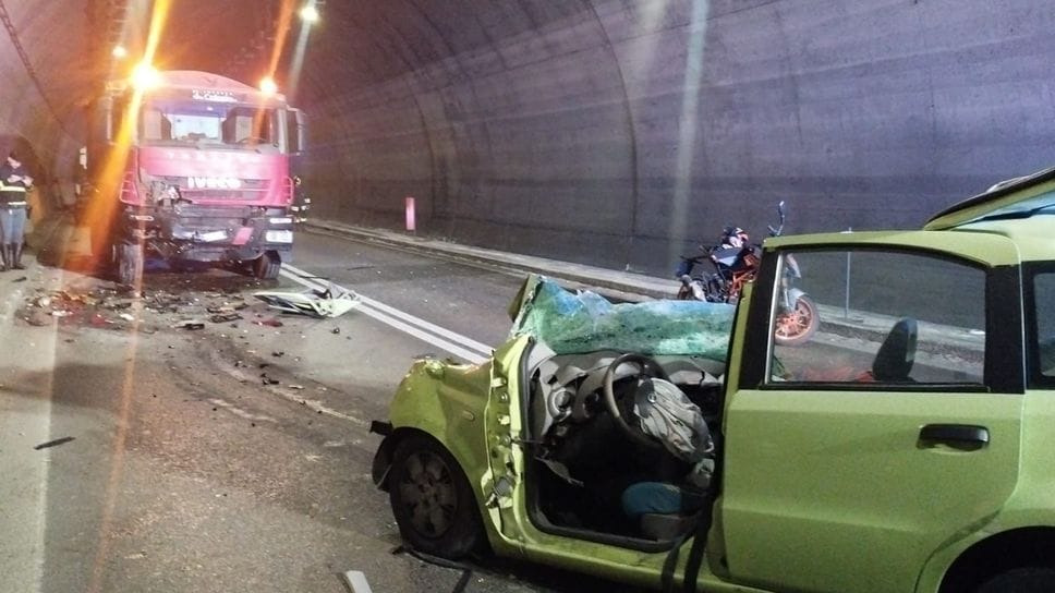 I veicoli coinvolti nello scontro frontale a Scanzo all’imbocco della galleria Montenegrone. Ferito non gravemente un 35enne. Traffico in tilt per la chiusura per tre ore della strada in entrambe le direzioni