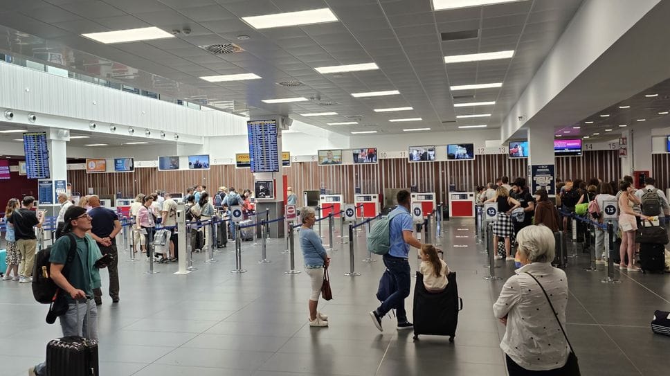 Viaggiatori all’aeroporto di Orio al Serio