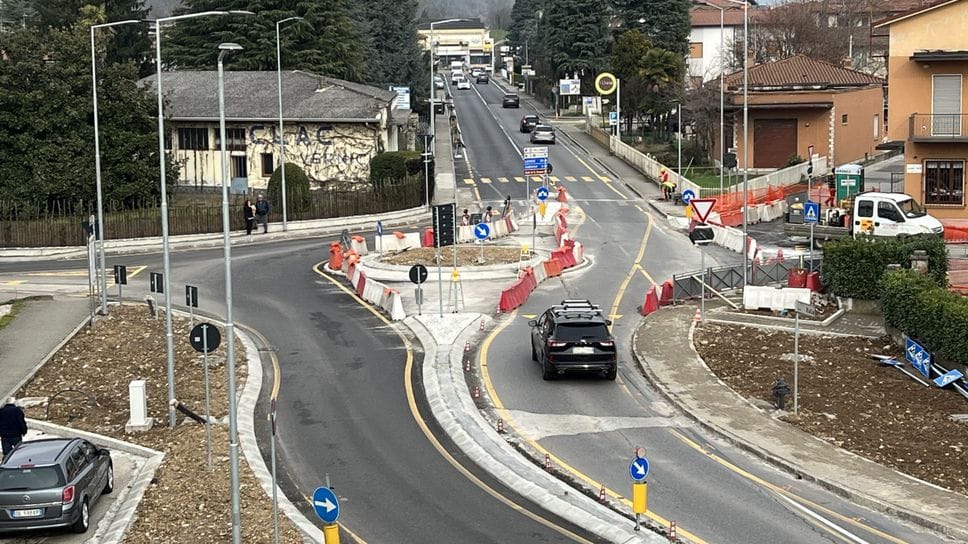 La nuova rotatoria con gli svincoli laterali che, ieri, erano ancora chiusi al transito dei veicoli