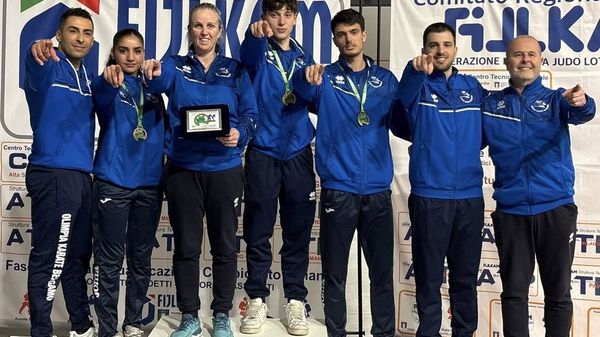 L’Olimpia Karate Bg ai Campionati regionali: istruttori e collaboratori con i campioni Patrizio Rovelli e Nicolò Tibaldi e Khadija El Asri terza