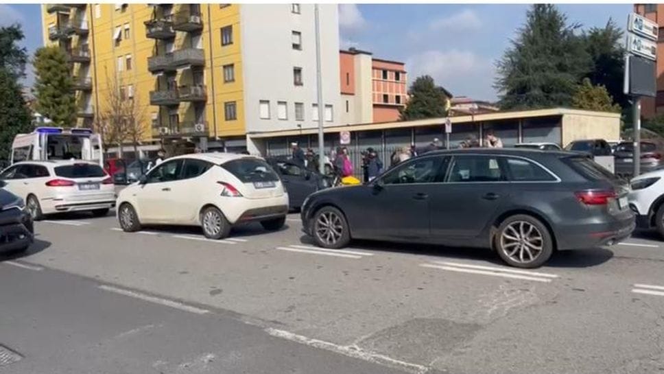 L’incidente tra una moto e un’auto in via Autostrada: ferito un 42enne