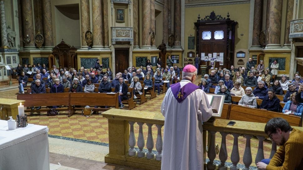 La preghiera nella chiesa di Santa Maria Immacolata delle Grazie