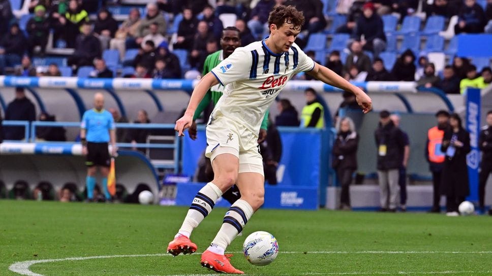 Giorgio Scalvini in azione nel match col Sassuolo: sabato 14 marzo a San Siro contro l’Inter (alle 15) il difensore nerazzurro dovrebbe tornare in campo dal 1’