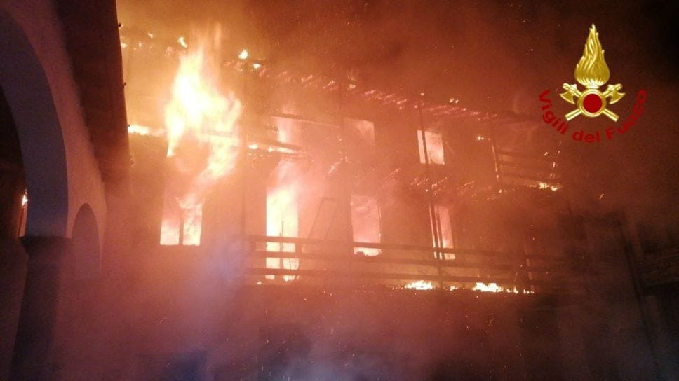 Le fiamme hanno avvolto la palazzina a Grumello del Monte: 8 persone tratte in salvo
