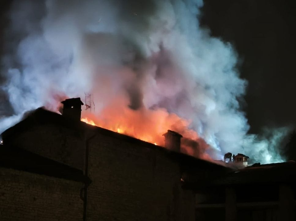 L’incendio nella notte a Grumello
