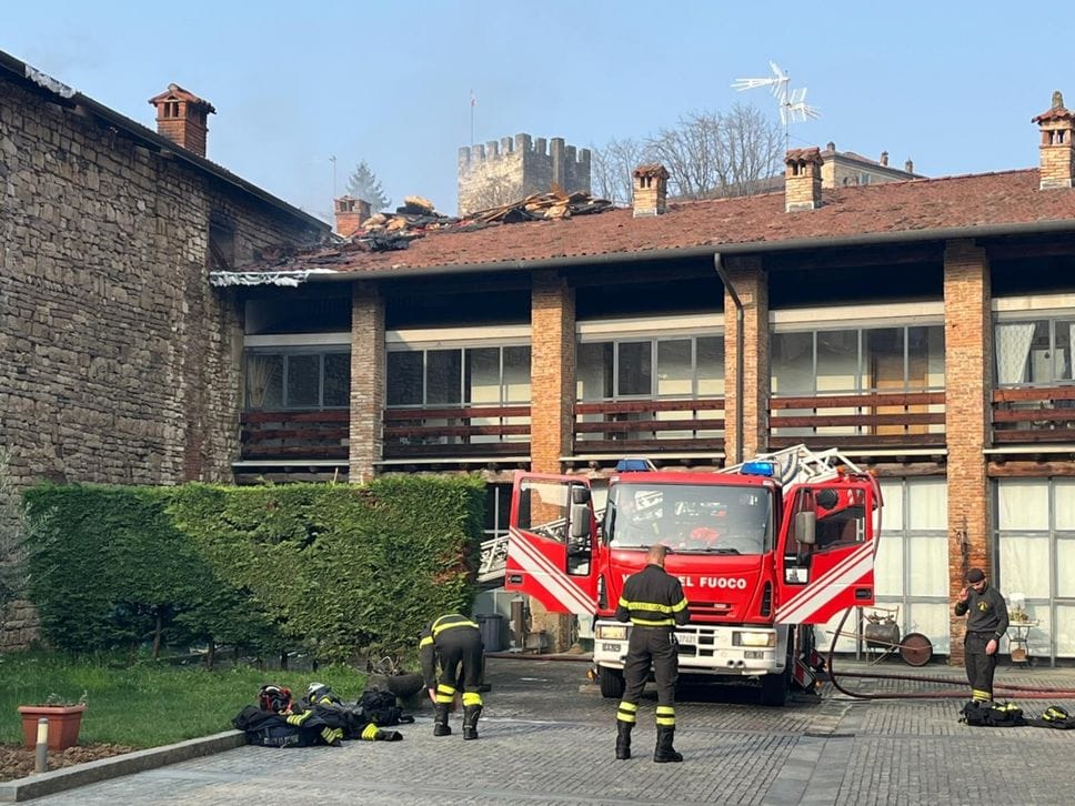 In mattinata ultimate le operazioni di spegnimento e bonifica