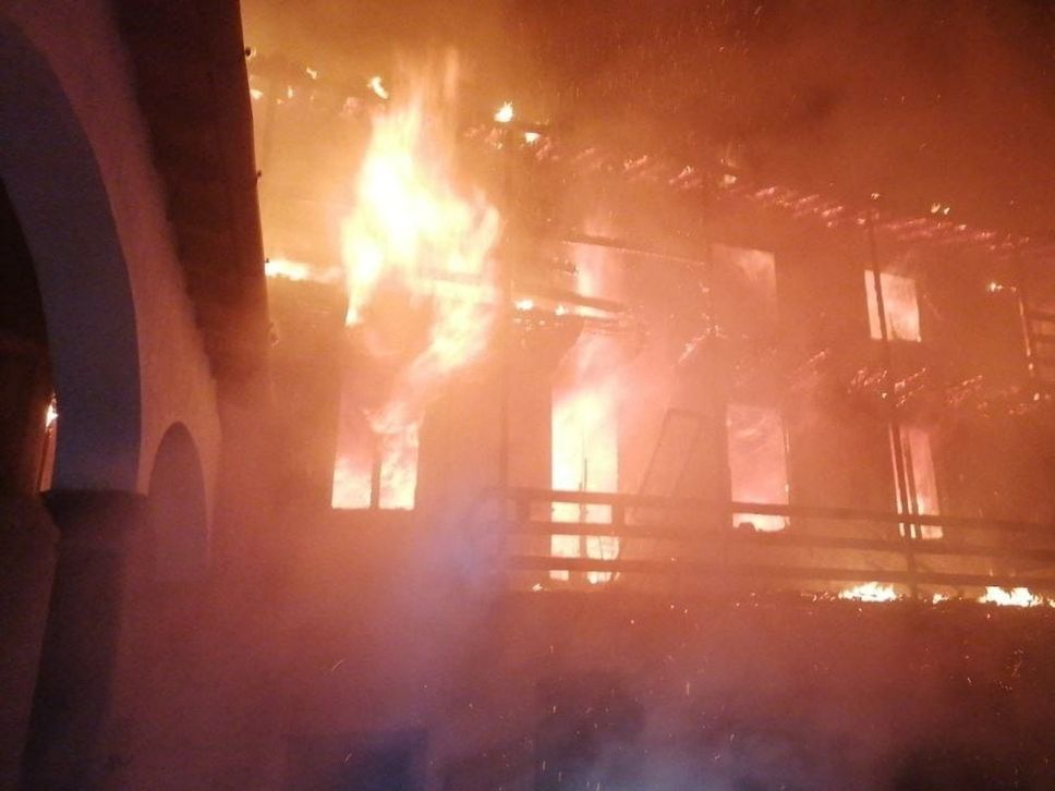 Le fiamme nella notte in vicolo Benis