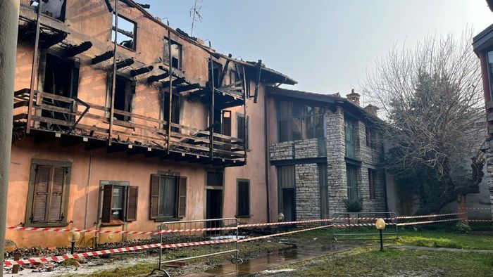 grumello del monte incendio distrugge palazzina comunale in vicolo benis nove persone anziane messe in salvo foto e video