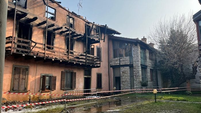 grumello del monte incendio distrugge palazzina comunale in vicolo benis otto persone anziane messe in salvo foto