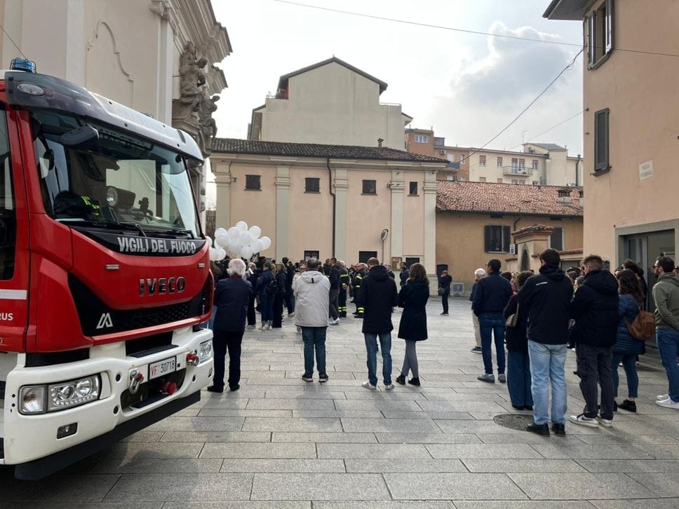 Il mezzo dei Vigili del fuoco al funerale di Alessia Biasi a Zanica