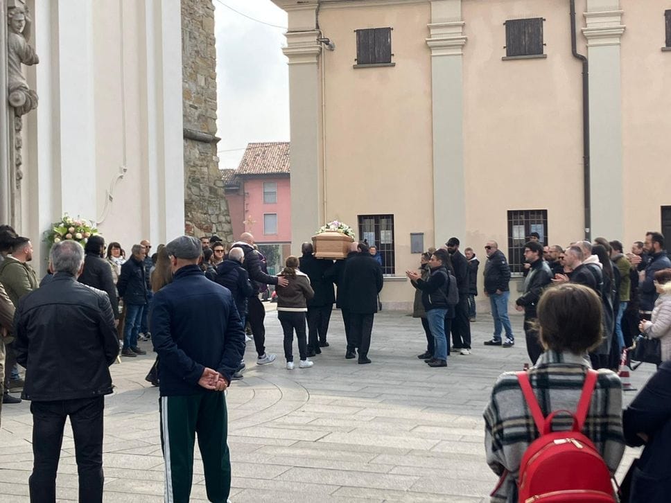 Il feretro della mamma 29enne