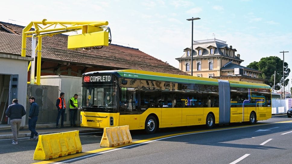 Il primo autobus dell’e-Brt al capolinea in stazione, per le verifiche al sistema di ricarica