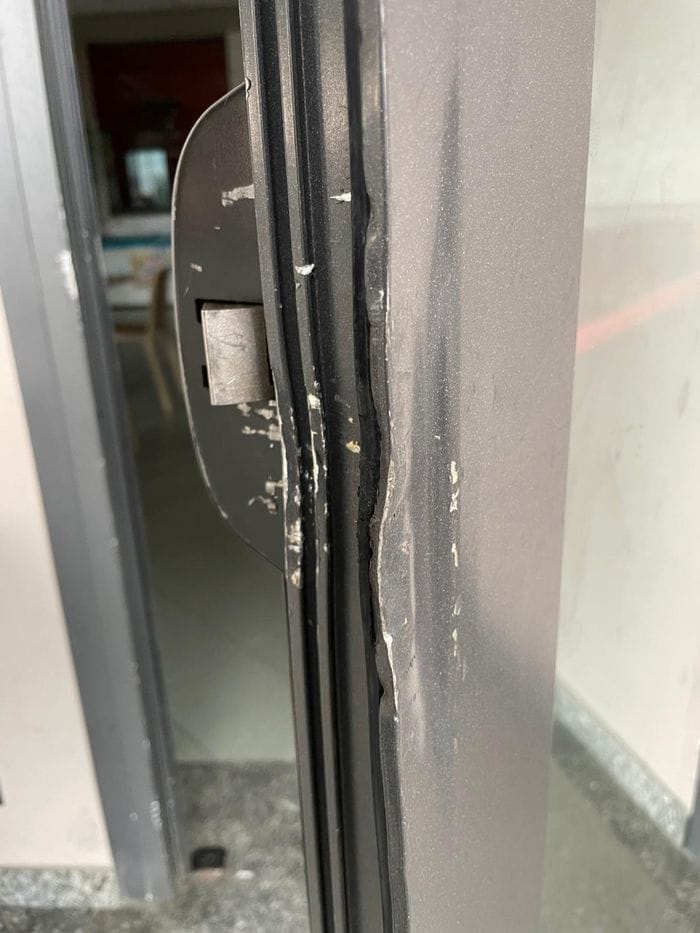 La porta dell’oratorio San Filippo Neri con i segni del «piede di porco»