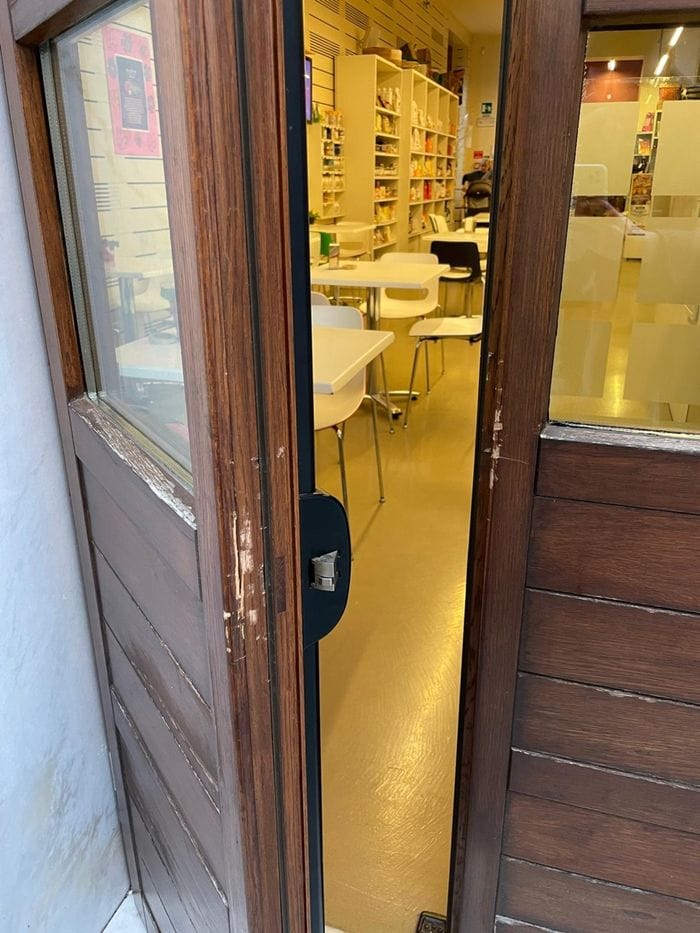 La porta forzata per entrare nel bar della cooperativa Gherim