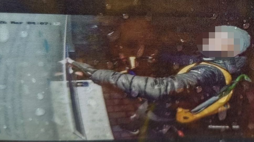 Il ladro con lo zainetto giallo ripreso dalle telecamere della «casetta» dell’acqua.