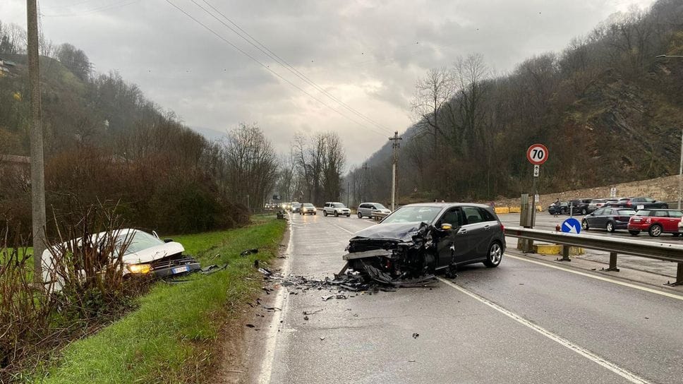 L’immagine dell’incidente frontale avvenuto a Casnigo nella amttinata di sabato 14 marzo. Due feriti trasportati in codice giallo all’ospedale di Alzano Lombardo