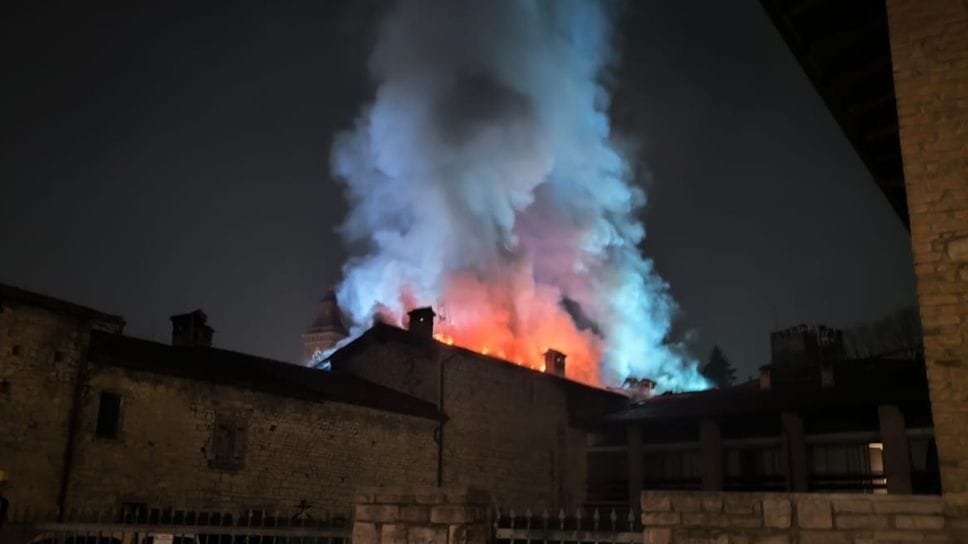 Un’alta colonna di fumo si è alzata in seguito al rogo che ha distrutto la palazzina