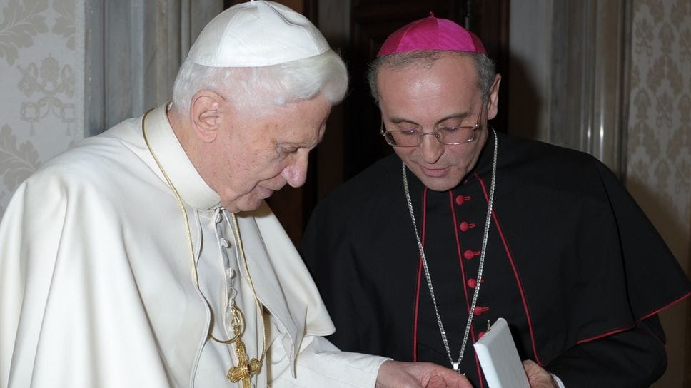 Mons. Leopoldo Girelli consegna a Papa Benedetto XVI la medaglia per gli 80 anni della parrocchia di Dalmine