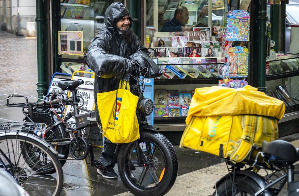 n Piazza Pontida a Bergamo presidio dei rider organizzato dalla  Cgil