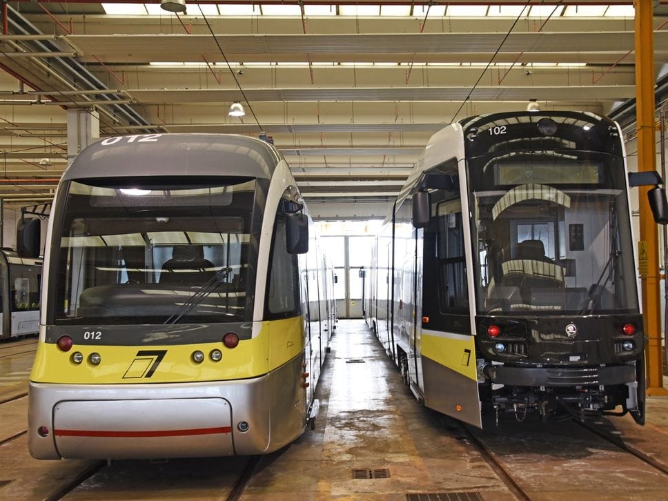 A destra il tram Skoda appena arrivato, a sinistra uno dei 14 «Sirio» già in servizio