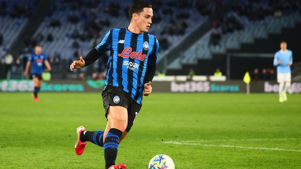 Giacomo Raspadori, qui in azione contro la Lazio, è fermo da un mese per una lesione al bicipite femorale. L’attaccante potrebbe rientrare per la gara col Bayern