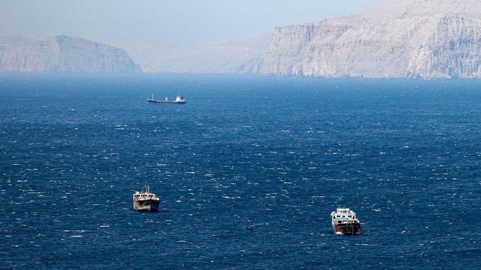 Navi ferme nello Stretto di Hormuz, chiuso dall’Iran al passaggio delle petroliere