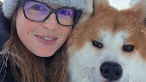 Valentina Coter, 34 anni, di Gazzaniga, vive in Lapponia dove lavora nei resort di lusso come cameriera: nella foto con Mitsu, il suo cane di razza Akita Inu