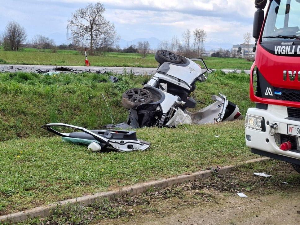 L’auto distrutta e finita fuori strada