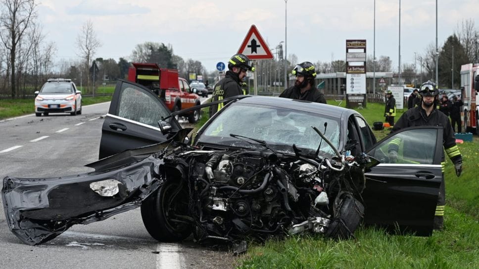 L’incidente a Caravaggio: sul posto numerose ambulanze e i vigili del fuoco