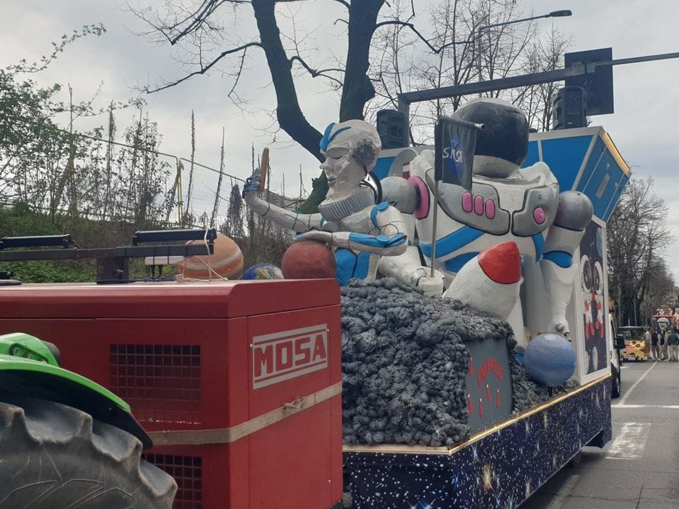 I primi carri in via Bonomelli