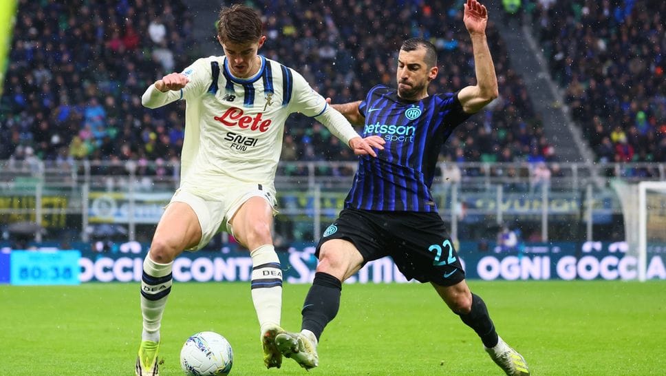 Charles De Ketelaere in azione contro l’Inter a San Siro: il fantasista belga è rientrato da un lungo stop e potrebbe scendere in campo mercoledì 18 col Bayern