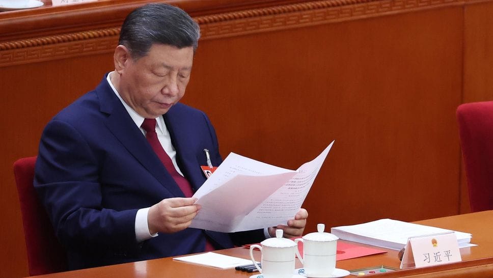 Il presidente cinese Xi Jinping esamina dei documenti durante la riunione di chiusura della quarta sessione del XIV Congresso nazionale del popolo a Pechino il 12 marzo
