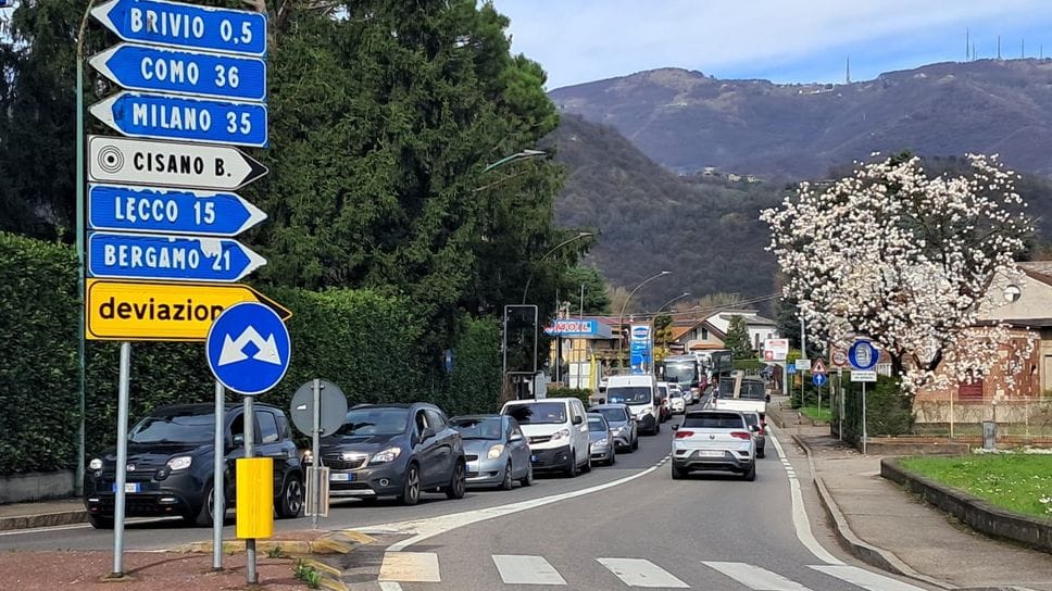 Il traffico proveniente dal ponte verso il centro di Cisano Bergamasco