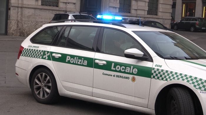cede droga a un minore arrestato un 22enne dalla polizia locale