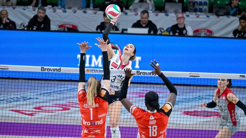 Alessia Bolzonetti in azione nel match contro Cuneo che ha aperto i playoff di Challenge Cup: venerdì 20 la sfida a Treviglio contro San Giovanni in Marignano