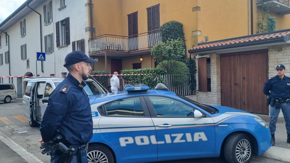 Agenti della polizia  e della Scientifica in via Pescaria a Bergamo dove nella tarda mattinata si è consumato un femminicidio. Accoltellata dal marito una donna di 42 anni