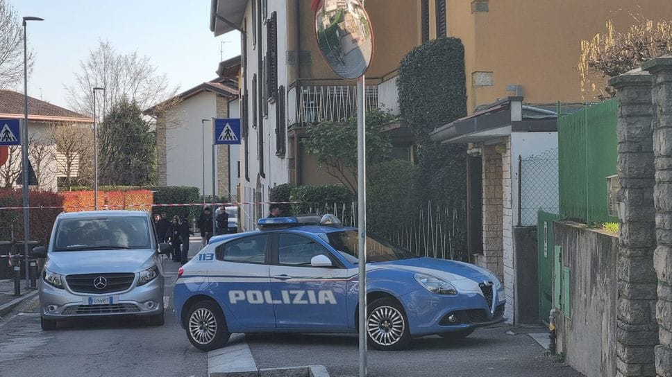 Agenti della polizia  e della Scientifica in via Pescaria a Bergamo dove nella tarda mattinata si è consumato un femminicidio. Accoltellata dal marito una donna di 42 anni